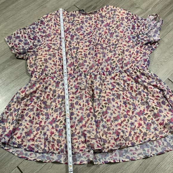 Torrid Criss Cross Floral Pull Over Peplum Style Bliusr size 3X - Picture 9 of 10